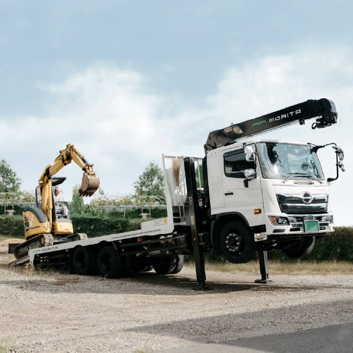 重機運搬用セルフローダー（クレーン付）